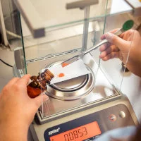 Arbeiten an der Substanzen Waage